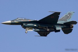 F-2 của Nhật Bản "bay nóc" khi truy đuổi tiêm kích lạ