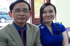 Đại gia Lê Ân "tình tứ" với vợ trẻ trong phiên tòa kiện con