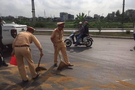 Quảng Ninh: CSGT “đội nắng” lấp vết dầu, tránh nhiều phương tiện trượt ngã 