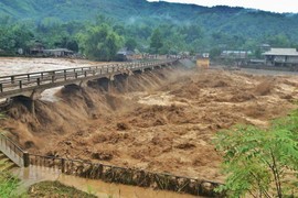 Yên Bái: Nước lũ cuồn cuộn đổ về Nghĩa Lộ, đe dọa người dân