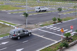 Đề xuất “mất bằng lái xe phải thi lại”: Đẩy khó cho người dân