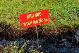 Mương nước chất thải độc hại ở Hải Phòng: Phải mạnh tay xử lý!