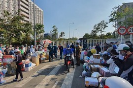 Khu cách ly đông nghịt người tiếp tế vật dụng, thực phẩm: “Điểm nóng”nguy cơ lây nhiễm Covid-19