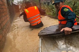 Chạy lũ trong đêm ở Quảng Ngãi