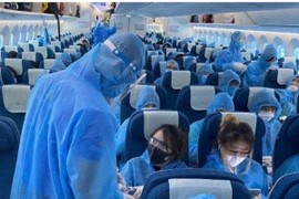 Tiếp viên VietNam Airlines mắc COVID-19: “Khui” trách nhiệm những người liên đới 