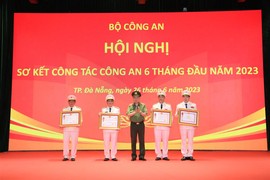 Thiếu tướng Vũ Hồng Văn nhận huân chương Quân công hạng nhì