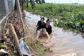 Cảnh sát ập vào sòng bạc, nhiều đối tượng nhảy sông để trốn