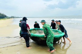 Miền Trung cấm biển, hối hả chạy đua chống bão Trami