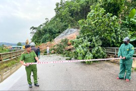 Tảng đá mồ côi khổng lồ đổ xuống làm lệch mặt cầu ĐakMi 1