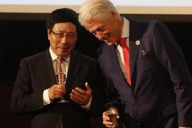 Ảnh ông Bill Clinton tại lễ kỷ niệm 20 năm quan hệ Việt-Mỹ