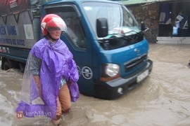 Hà Nội mưa lớn, nhiều nơi ngập nặng, giao thông hỗn loạn