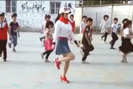 Video: Cô giáo xinh đẹp nhảy shuffle dance cực “chất“