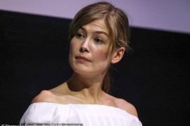 Cách nào để sở hữu bờ vai mảnh dẻ như Rosamund Pike?