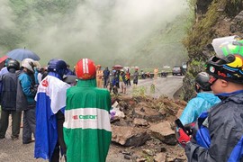 Hà Giang: Sạt lở đất đá trên đèo Mã Pí Lèng khiến hai du khách trọng thương