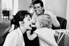 Những khoảnh khắc đời thường của huyền thoại Audrey Hepburn