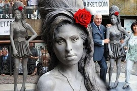 Họa mi tóc nâu Amy Winehouse được tạc tượng