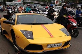 Siêu xe Lamborghini thay bánh giữa đường Sài Gòn 