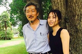 Hong Sang Soo bỏ mặc vợ con, chu cấp cho tình trẻ