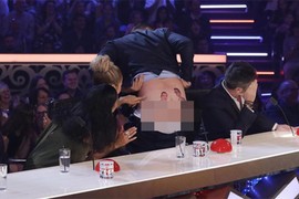 Sốc: Giám khảo Britain’s Got More Talent khoe bàn tọa trên truyền hình