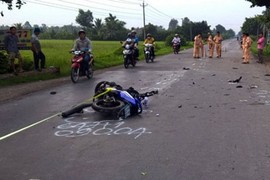 Xe máy tông xe tải, 3 thanh niên tử vong