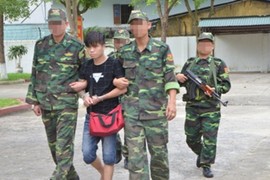 Bắt thanh niên mang 9 bánh heroin vượt biên sang Trung Quốc