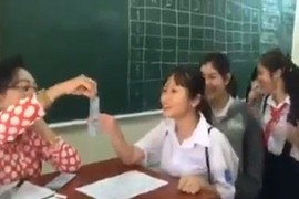 Video: Cô giáo lì xì học sinh theo phong cách “bá đạo” khiến ai cũng vui như Tết