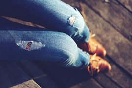 Bị chồng cấm mặc quần jeans, vợ và con gái làm điều kinh dị này 