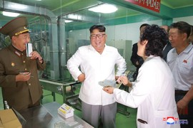 Hình ảnh ông Kim Jong Un tươi cười thăm nhà máy quân đội