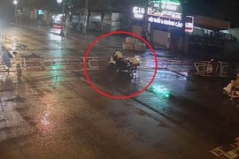 Video: Đi xe máy phóng như tên lửa, thanh niên tông sập rào chắn tàu hỏa