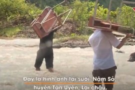 Video: Thầy giáo cõng bàn qua suối cuồn cuộn, đưa đón học sinh đến trường