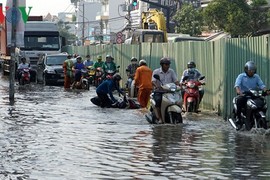 Triều cường đạt đỉnh, người dân TP.HCM khốn đốn giờ tan tầm