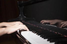 Chơi Piano ban đêm, người đàn ông gặp kết kỳ cục thế này