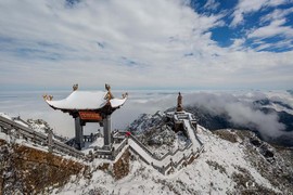 Ùn ùn đặt tour lên Sa Pa, 'ăn ngủ' đỉnh Fansipan chờ 'săn' tuyết