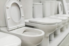 Không thấy WC, người phụ nữ “xả” ngay tại bồn cầu mẫu gây choáng