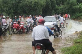 Bốn người chết, hàng chục tỉ đồng trôi theo mưa lũ