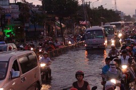 Sài Gòn lại ngập nặng, tắc đường sau mưa