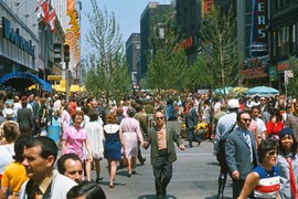 Ảnh màu sống động về phố Yonge ở Toronto những năm 1970