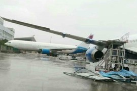 Cận cảnh siêu bão Meranti thổi dạt máy bay Boeing tại TQ