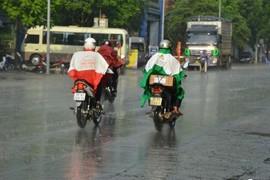 "Mưa vàng" trút xuống Hà Nội sau những ngày nắng nóng khủng khiếp