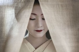 Cuộc sống bí ẩn của các thiếu nữ khổ luyện thành geisha