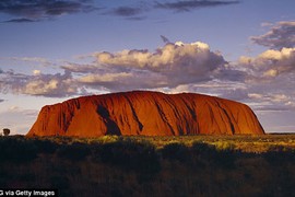 Khám phá bí mật núi thiêng Uluru ở Australia