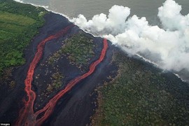 Video: Khoảnh khắc nham thạch từ núi lửa Kilauea cuồn cuộn đổ xuống biển