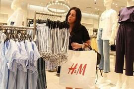 Lý do H&M đang tồn kho cả “núi” quần áo