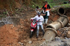 Lai Châu mưa lớn, đường tỉnh lộ 132 sạt lở không thể di chuyển