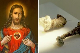 Tận mục 2 chiếc đinh nghi dùng đóng Chúa Jesus lên thánh giá