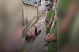 Video: Nghi ngáo đá, thanh niên xăm trổ quỳ lạy gọi cô gái hàng xóm là má