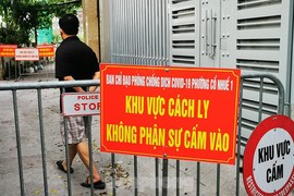 Hà Nội: Cận cảnh phong tỏa 3 tòa nhà trên phố Trần Cung do có ca F0