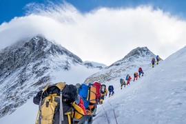 Rùng mình lý do đỉnh Everest "níu giữ"... xác người leo núi 