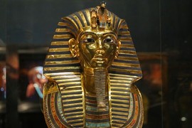 Vì sao mặt nạ vàng vô giá của Tutankhamun bất ngờ... rụng râu? 