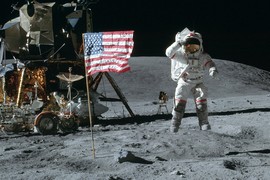 Tàu Apollo 11 mang túi bụi Mặt trăng về Trái đất làm gì?